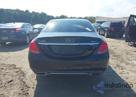 2015 Mercedes-Benz C 300 4Matic z USA, uszkodzony, nr VIN 55SWF4KB5FU070861